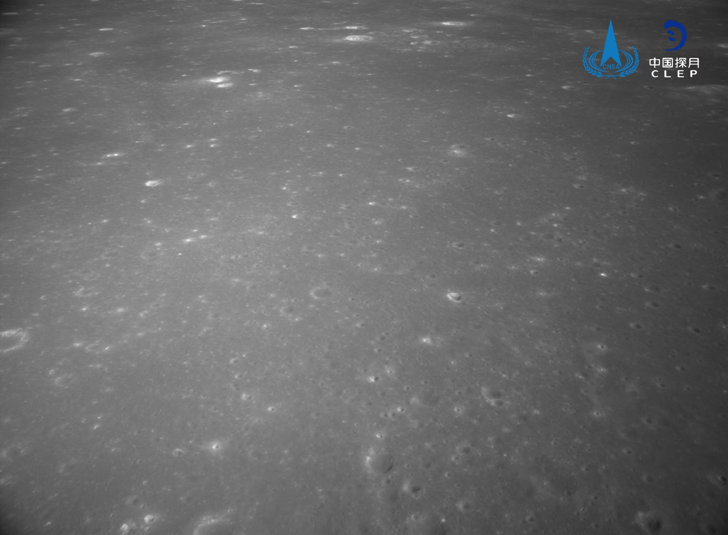 该图由降落相机在降落过程中拍摄，图像显示拍摄的月背区域分布有大量亮色环形坑。