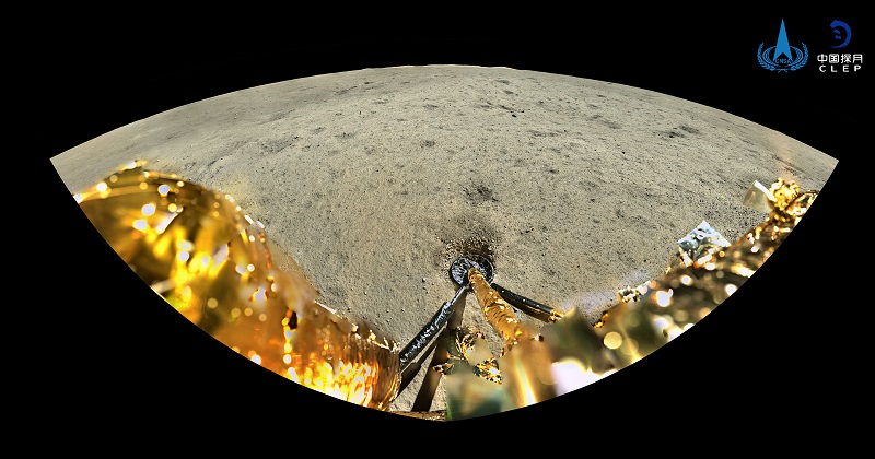 该图由全景相机在嫦娥六号表取采样前，对着陆点北侧月面拍摄的彩色图像镶嵌制作而成。图像上方是着陆点北部查菲环形山，图像的下方是着陆腿和着陆时冲击挤压隆起的月壤。