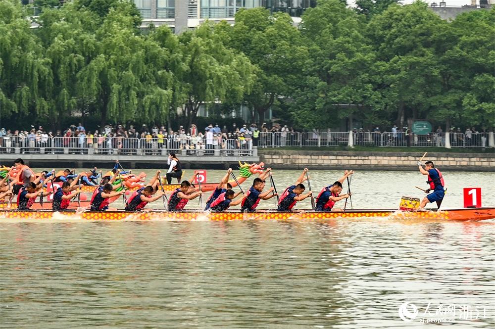 龙舟竞渡迎端午。人民网 叶宾得摄