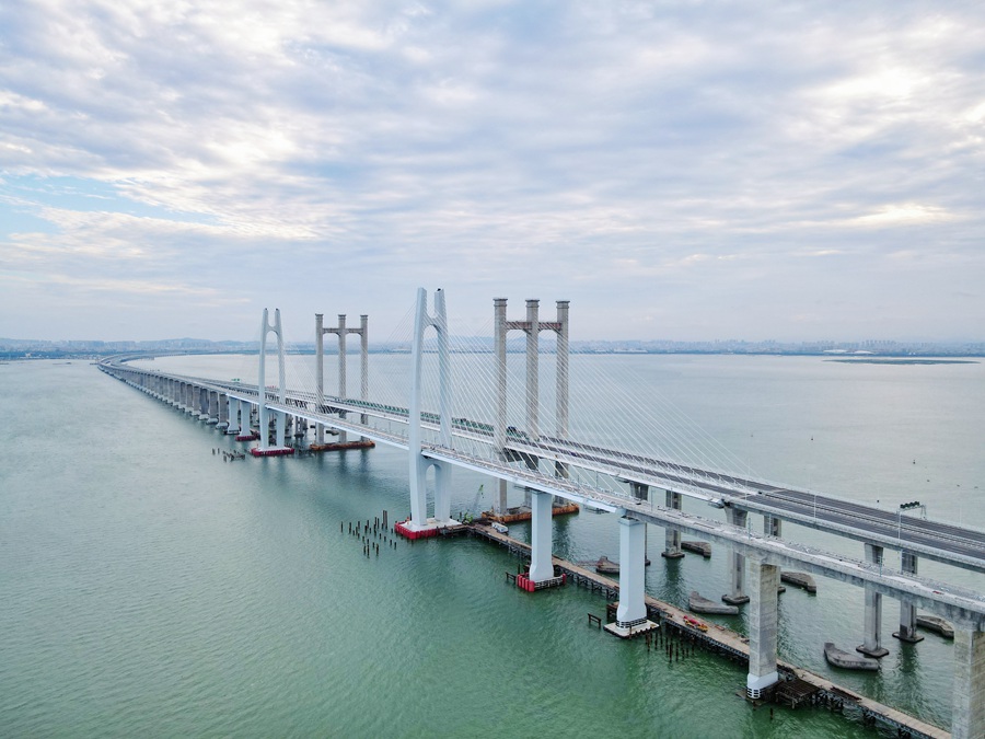 福厦高铁泉州湾跨海大桥无砟轨道施工完成，为后续铺轨贯通和通车运营创造了有利条件。中交二航局供图.jpg