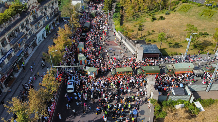 8月28日，重庆市民欢送云南森林消防员。杨坚摄