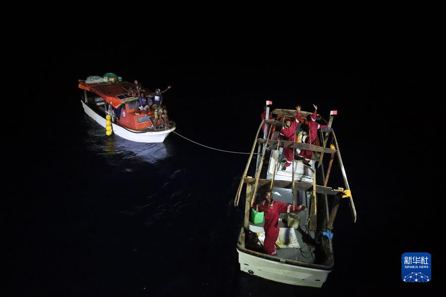 （第40次南极考察·图文互动）（7）“雪龙2”号航行途中成功救援一求救船只