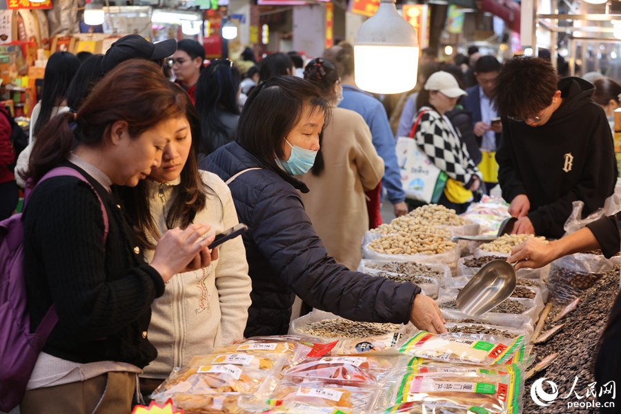 不少市民在干果零食摊位驻足。人民网记者 陈博摄