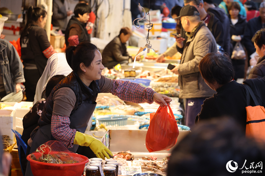 装满年货的红色塑料袋透露着过年的喜气。人民网记者 陈博摄