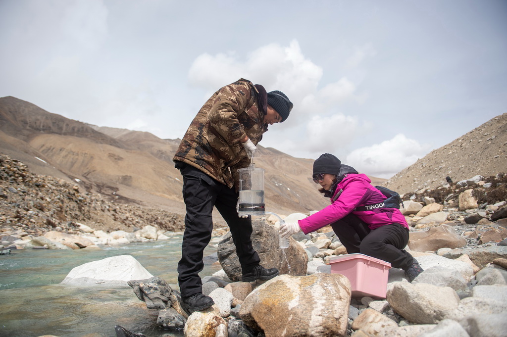 在东绒布冰川区域，科研人员在进行微生物指标水样采集（2022年4月30日摄）。 新华社记者 旦增尼玛曲珠 摄