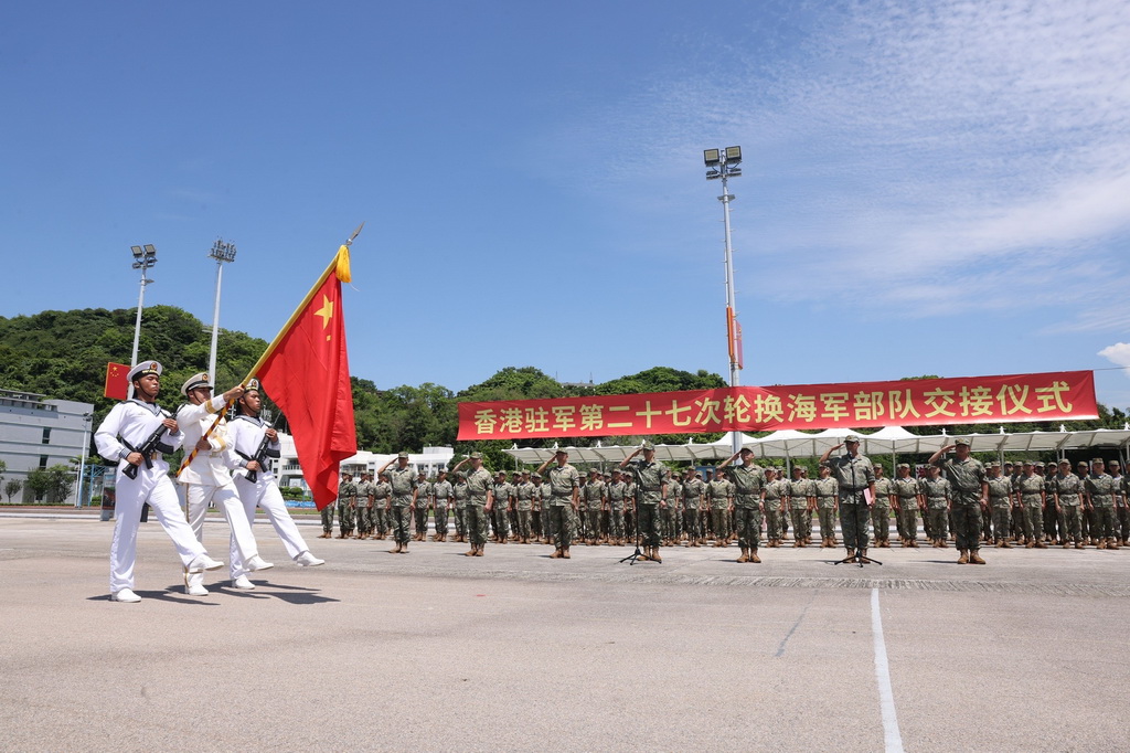 8月25日，中国人民解放军驻香港部队组织进驻香港以来第27次建制单位轮换。新华社发（张钧鸿 摄）